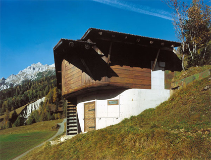 Als Stall getarnter Beobachtungsbunker, 1937, Sufers, Graubnden, Schweiz, Foto von Christian Schwager